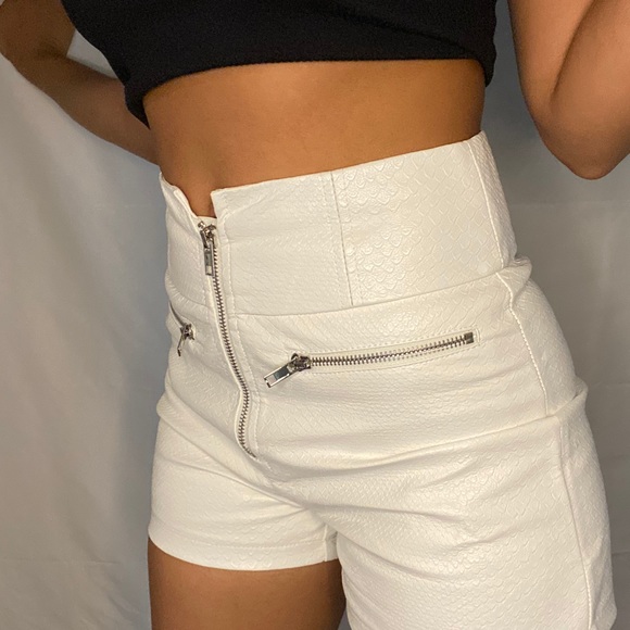 White high-waisted leather snakeskin shorts - Picture 4 of 4
